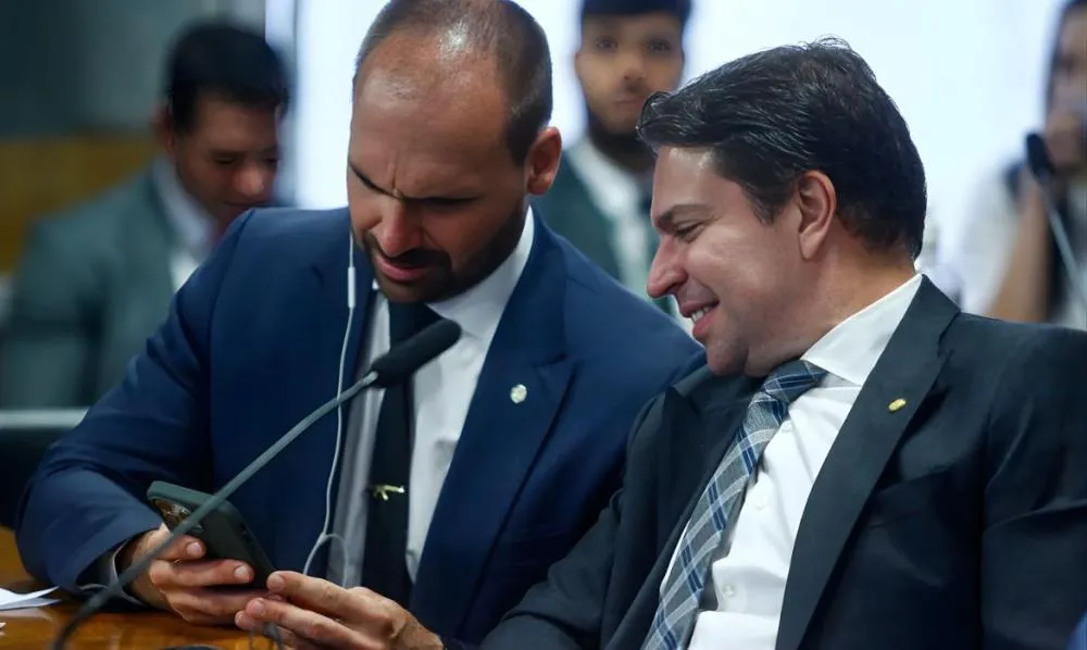 Com mandatos cassados, saiba quem substituirá Eduardo Bolsonaro e Ramagem na Câmara dos Deputados