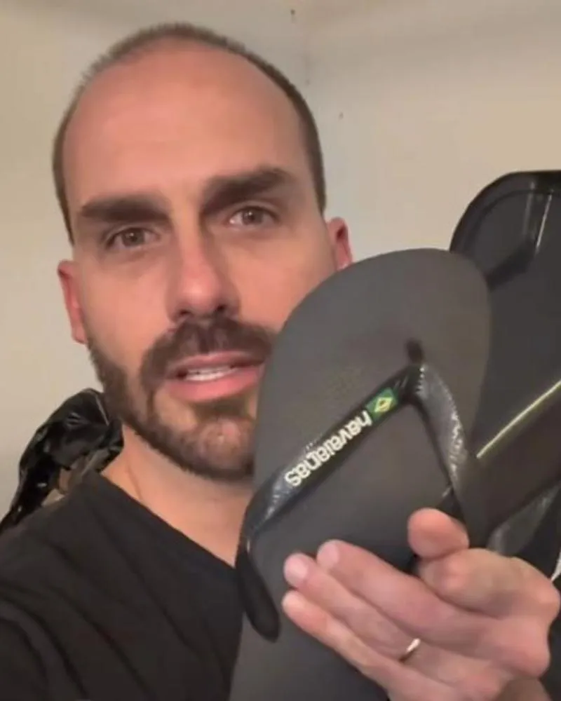 Eduardo Bolsonaro joga Havaianas no lixo e acusa marca de militância política: “Não compro mais”