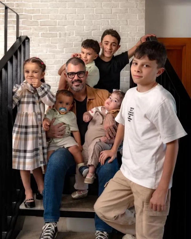 Pai de seis, Juliano Cazarré fala em ter mais filhos e divide opiniões