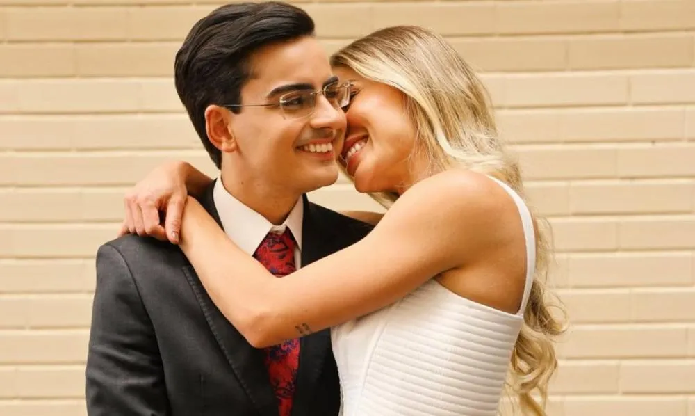 Casal queridinho de A Fazenda 17, Dudu Camargo e Saory oficializam relacionamento com troca de alianças