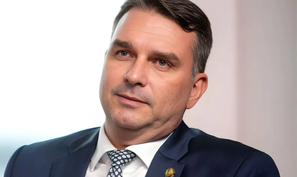 Em culto, Flávio Bolsonaro afirma que as eleições de 2026 serão para 'resgatar almas'