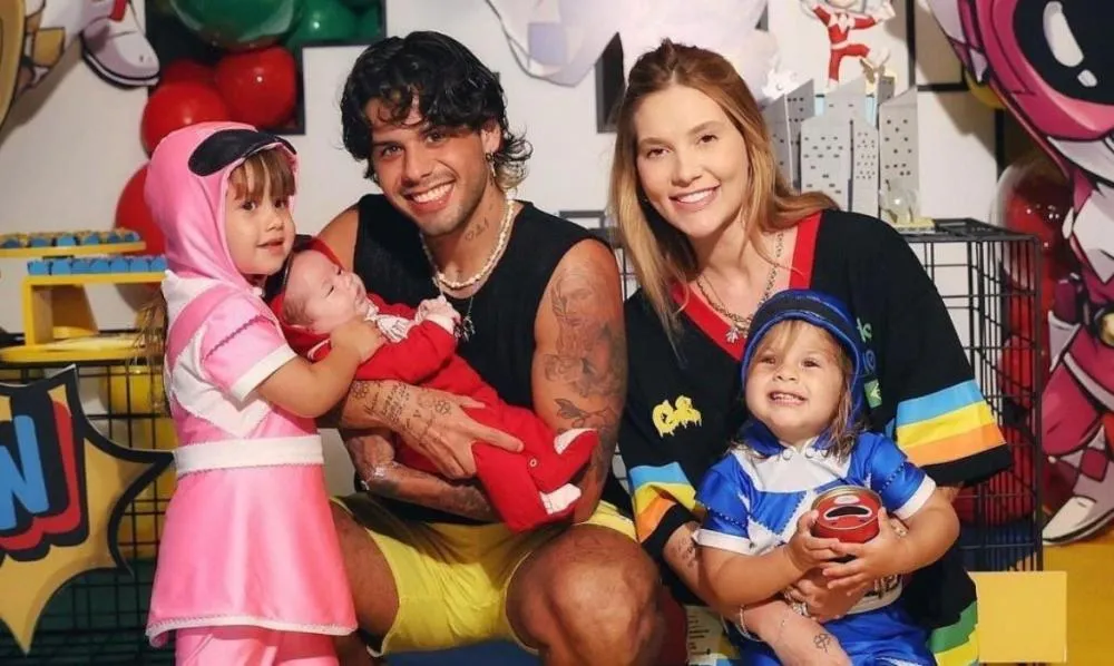 Veja detalhes de decoração luxuosa de Natal de Virgínia e Zé Felipe