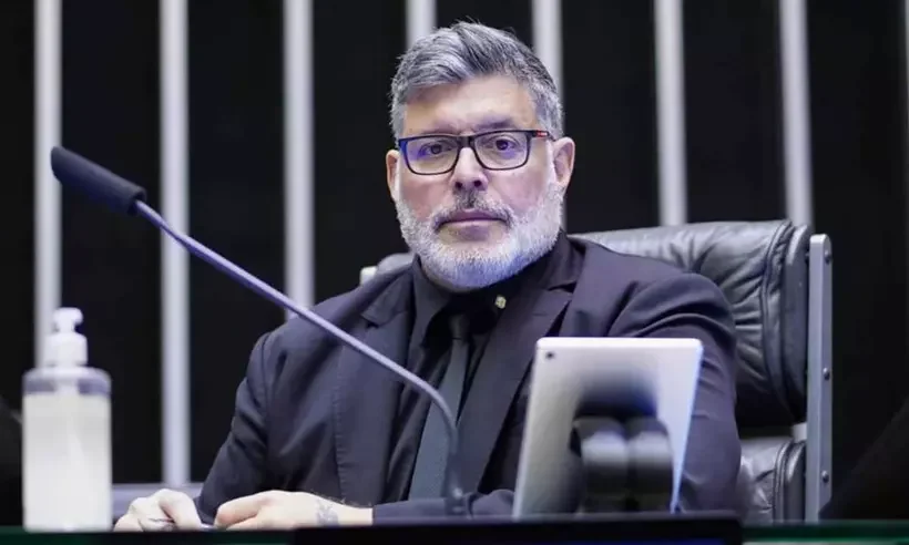 Após polêmica, Alexandre Frota recolhe e doa sandálias descartadas e diz “Ainda tem muita gente descalça neste país”