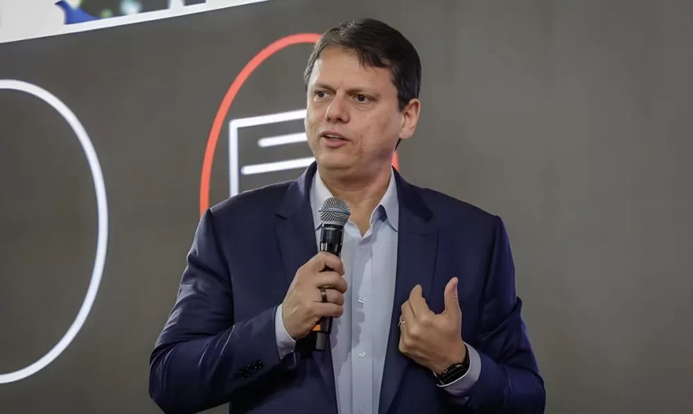 “São Paulo, sempre com o pé direito”: afirma Tarcísio após polêmica da Havaianas