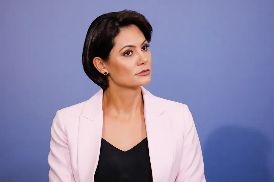 Michelle acompanha Bolsonaro em cirurgia no DF e pede orações