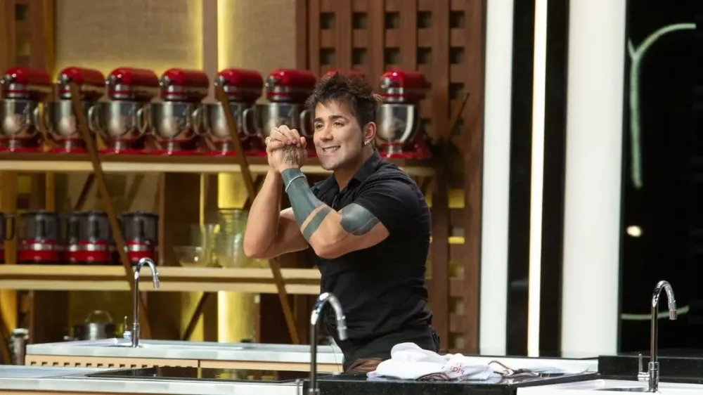 Com Ana Paula Padrão no júri convidado, cantor é eliminado do “MasterChef Celebridades”