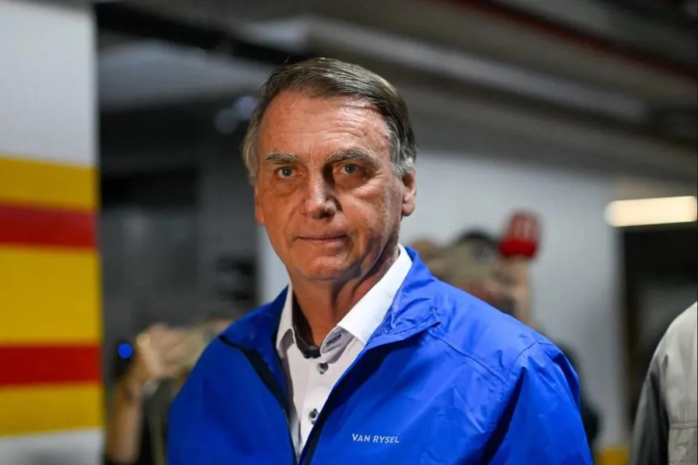 Bolsonaro permanece internado após cirurgia e não tem previsão de alta
