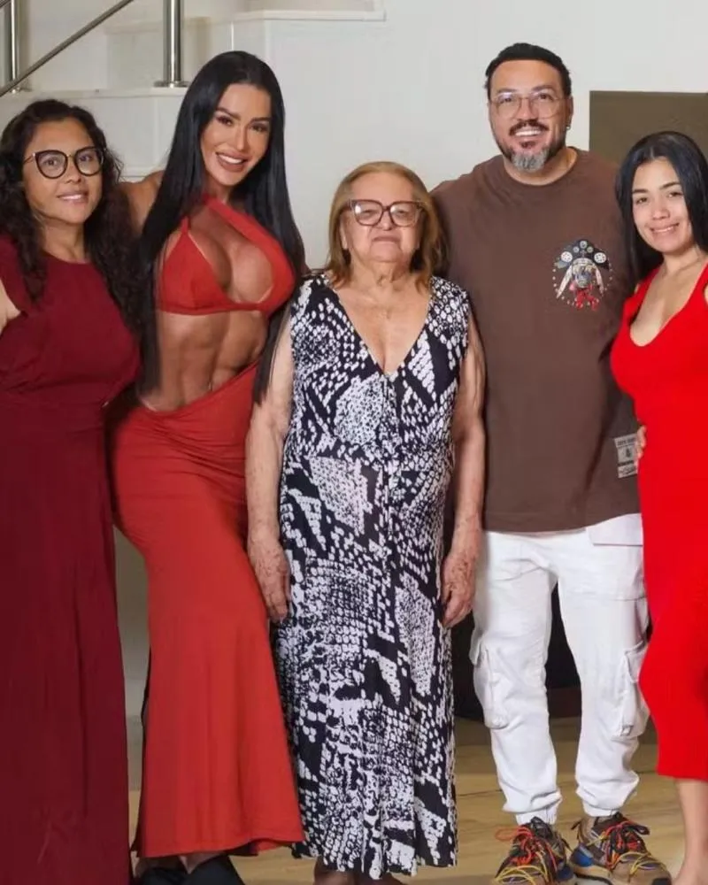 Gracyanne Barbosa reage após ser criticada por passar Natal com Belo: “Somos família”