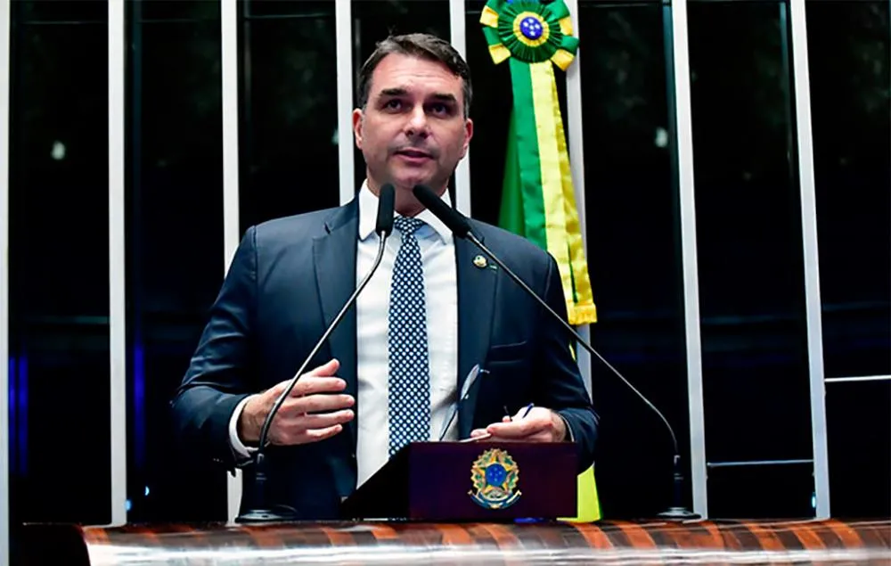 Após pesquisa, Flávio Bolsonaro celebra empate técnico com Lula e afirma que o país com o PT “Segue de mal a pior”