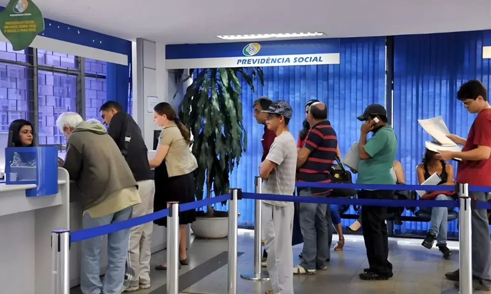 Governo Lula é marcado pelo aumento da fila do INSS com 2,8 milhões de pedidos em espera