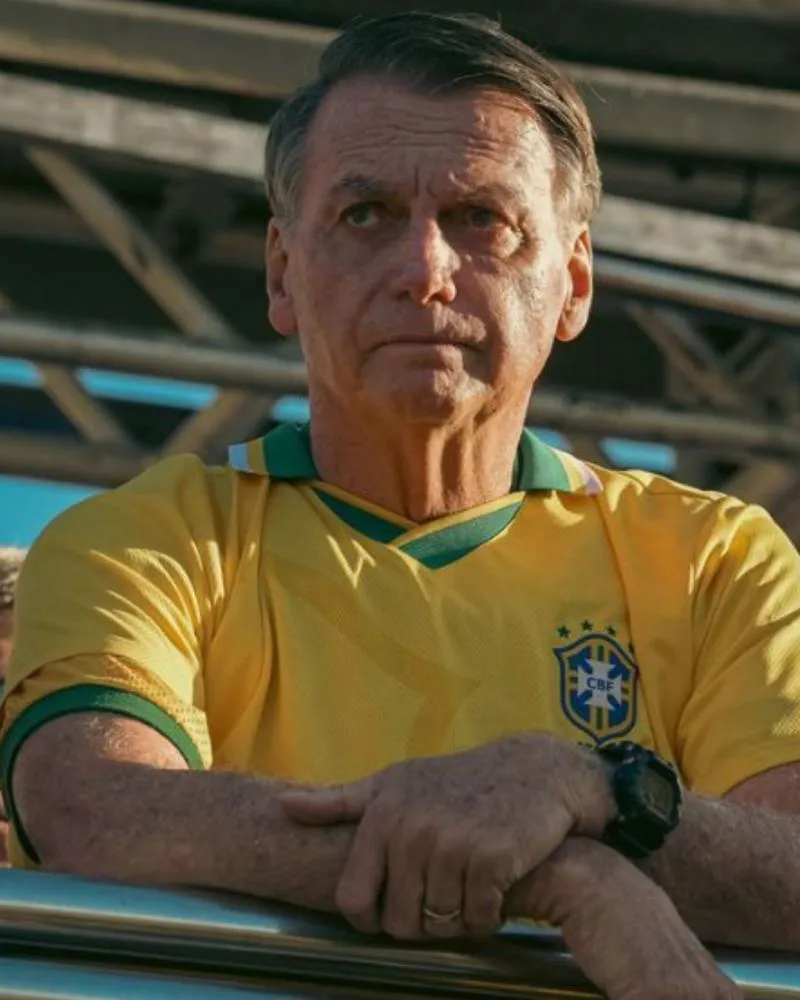 Jair Bolsonaro passa por novo procedimento após persistência de soluços severos