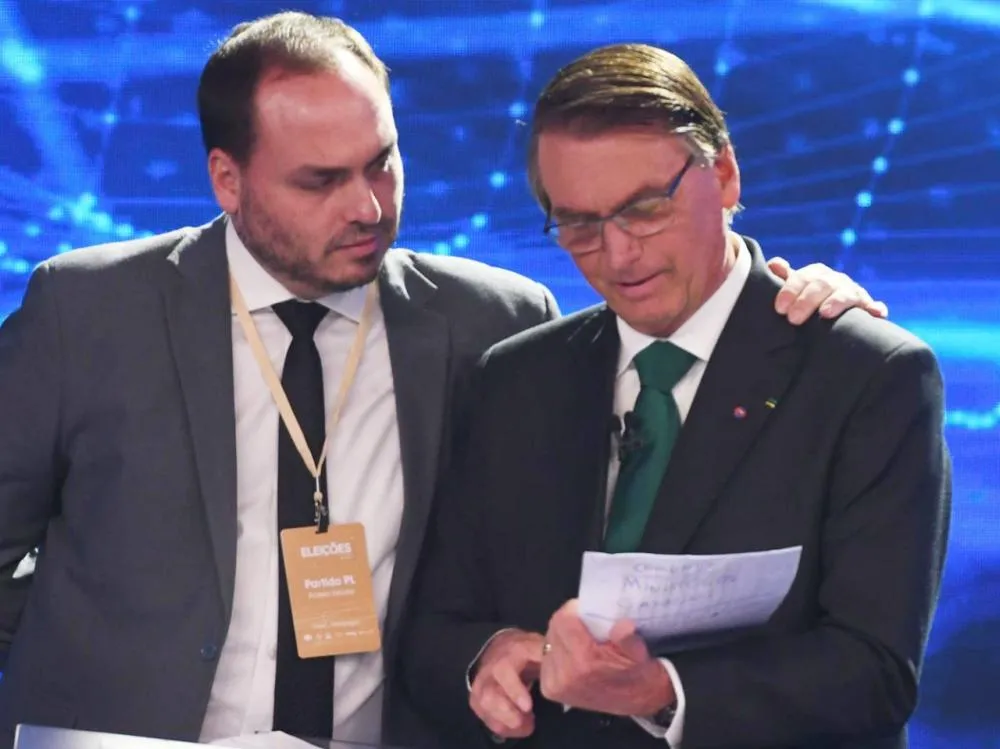 Defesa pede ao STF autorização para visita de Carlos a Bolsonaro na PF