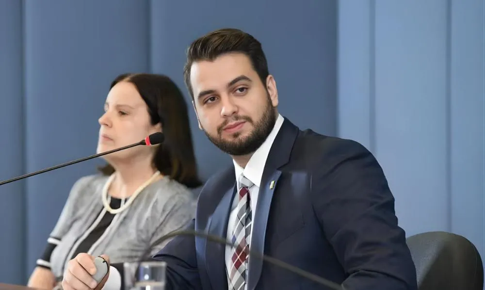 Por decisão de Moraes, ex-assessor Filipe Martins possui 24h para explicar possível descumprimento de cautelar