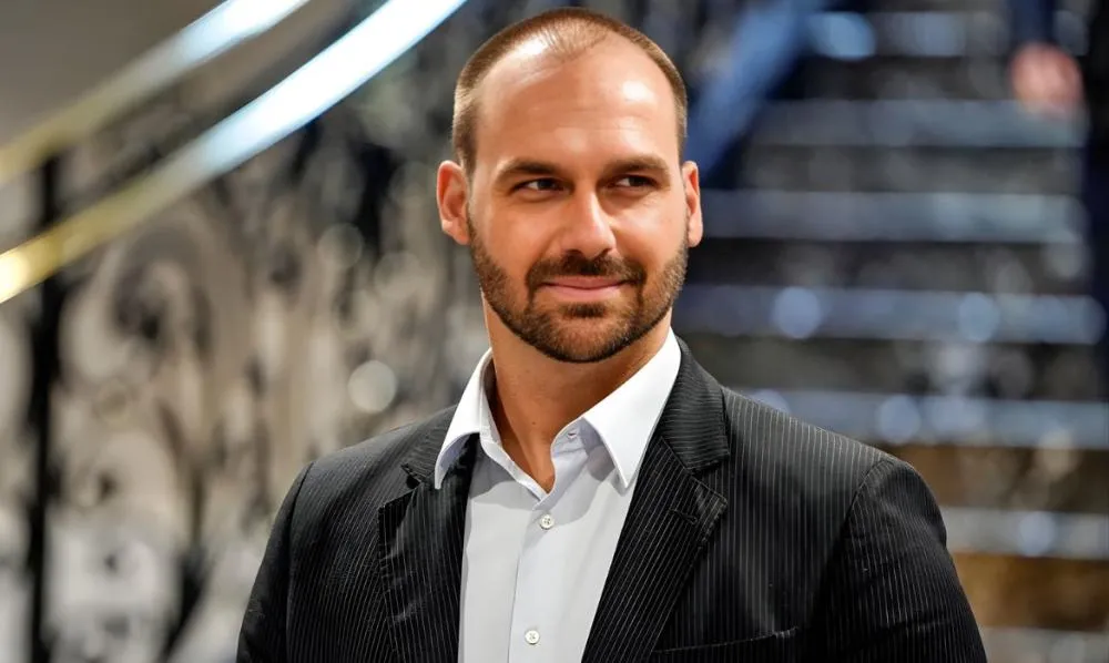 Após perda de mandato, PF determina retorno imediato de Eduardo Bolsonaro a cargo de policial federal