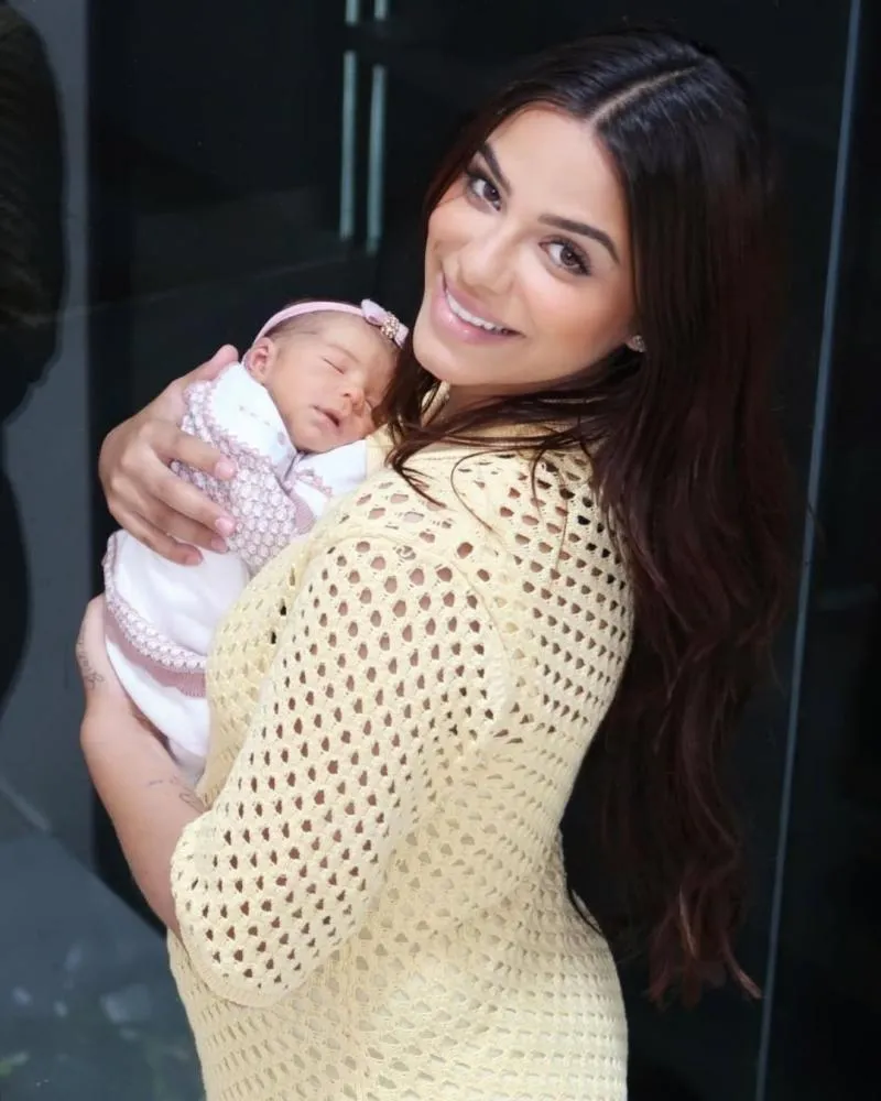 Seis dias após o parto, ex-BBB Key Alves mostra o rosto de sua primeira filha: “Impossível deixar anônima”