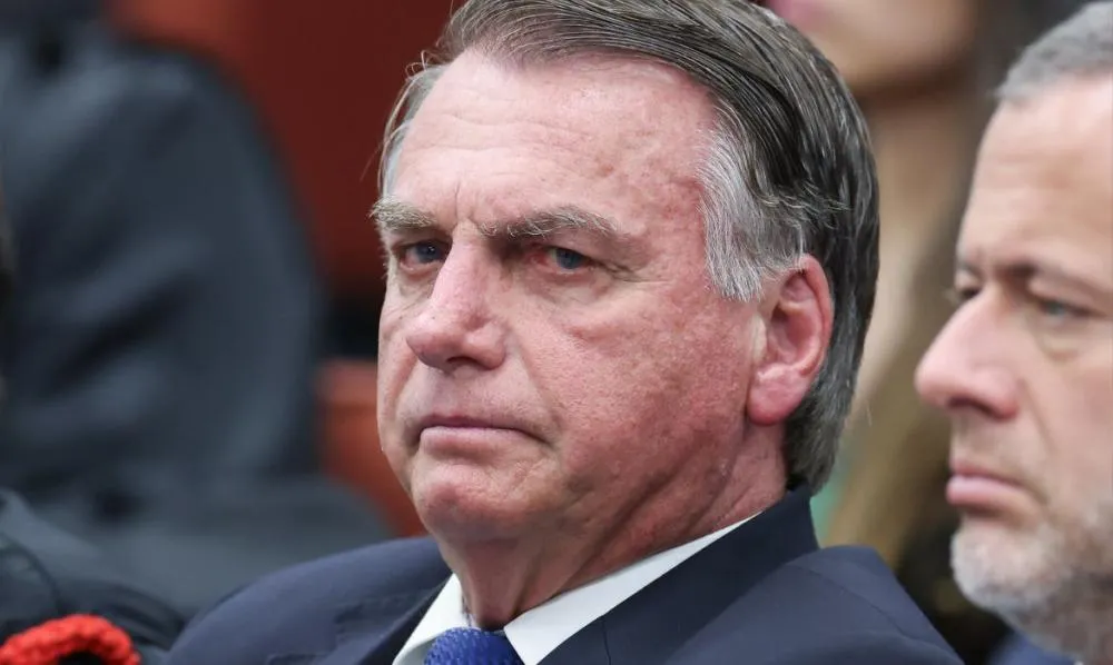 Michelle anuncia que Bolsonaro sofreu queda e bateu a cabeça em cela após crise