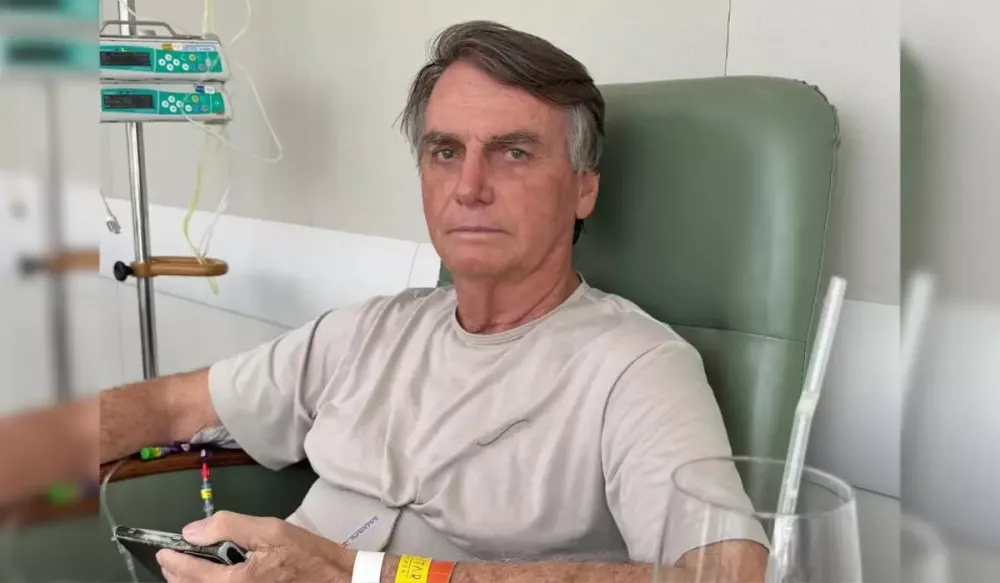 “Nitidamente atordoado” Carlos Bolsonaro descreve estado do pai após queda na prisão