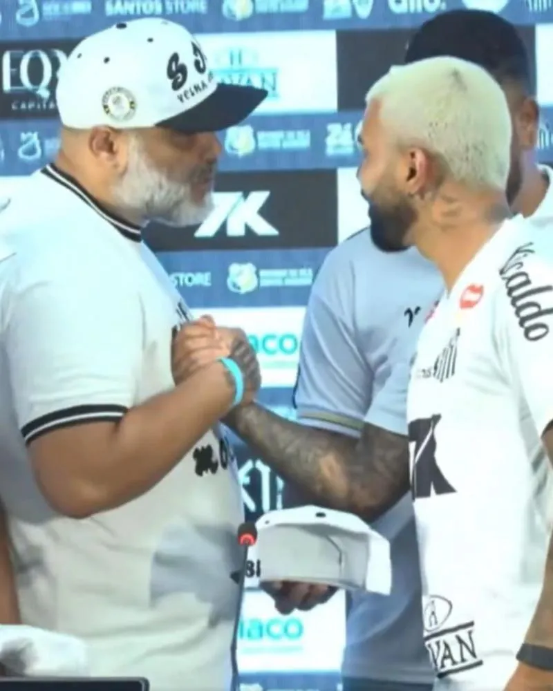 Membros de torcida organizada intimidam Gabigol em apresentação no Santos: “Galera não queria você aqui”
