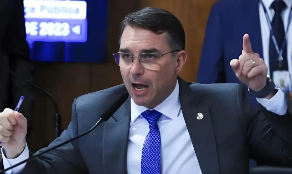 Flávio Bolsonaro alega ter sido ameaçado de morte e afirma que ataques “ultrapassam qualquer limite”
