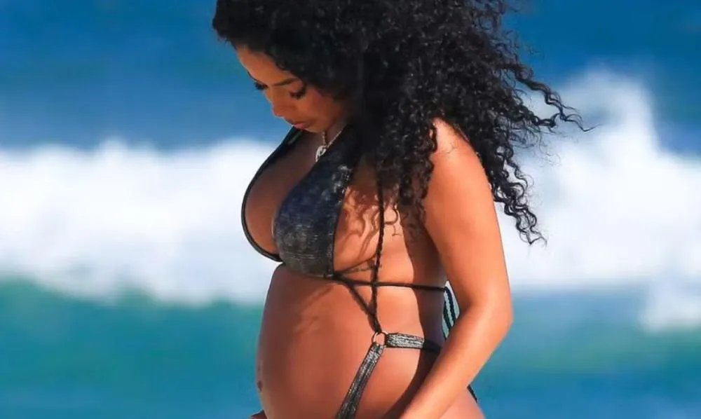 Grávida de MC Daniel, Lorena Maria exibe barrigão em ensaio de foto na praia