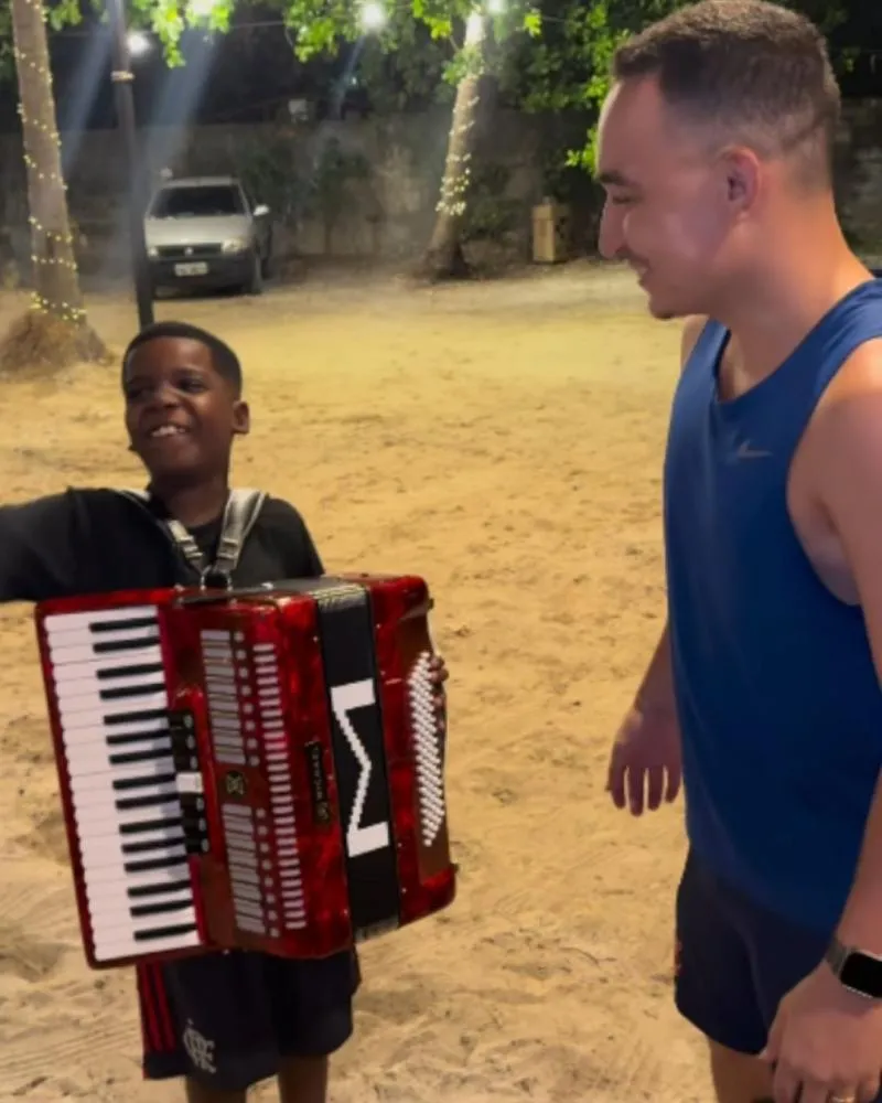 João Gomes viraliza ao presentear cantor mirim com sanfona e faz nova promessa: “É só aprender a tocar”