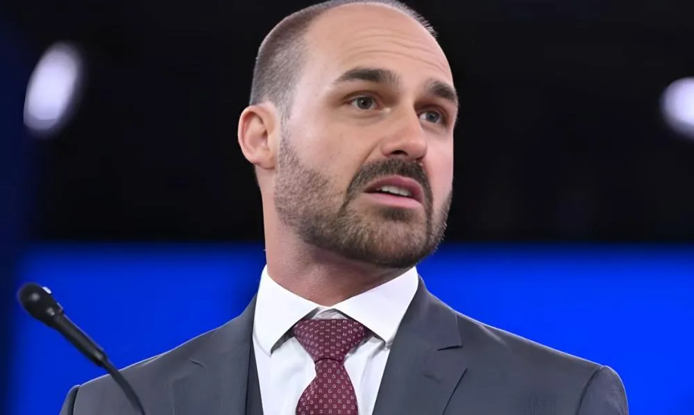 Eduardo afirma ter 'inveja' de Maduro ao comparar condições de prisão de Bolsonaro