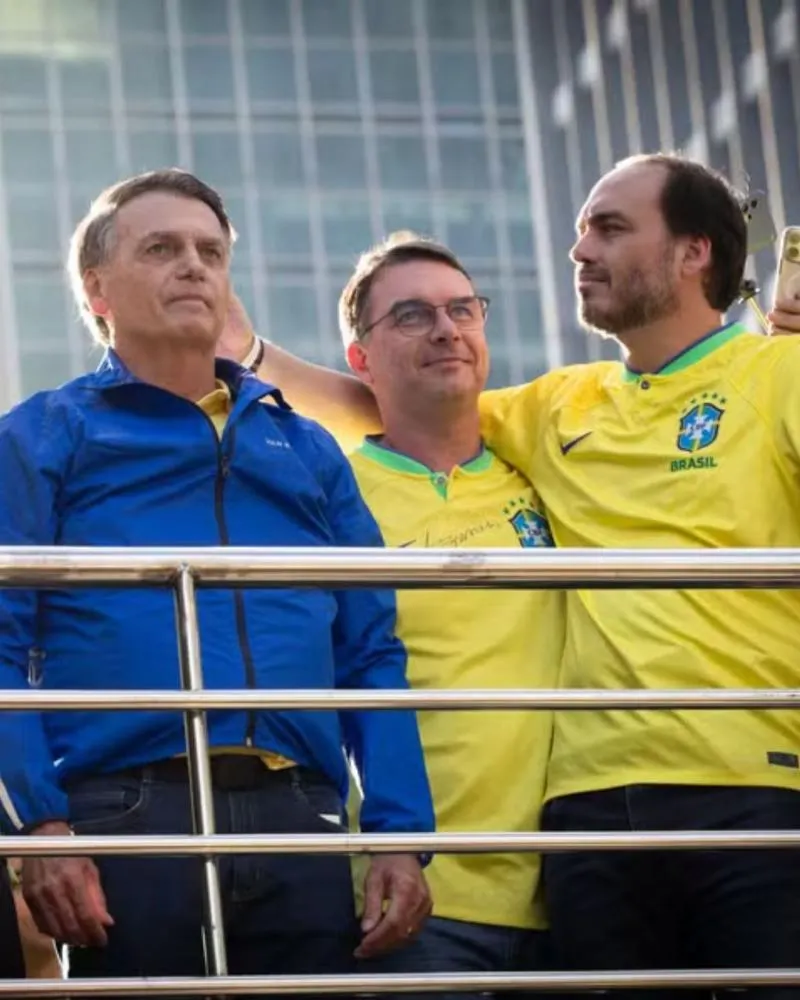Carlos publica carta para Bolsonaro e faz pedido emocionante ao pai: “Seus filhos precisam de você vivo”