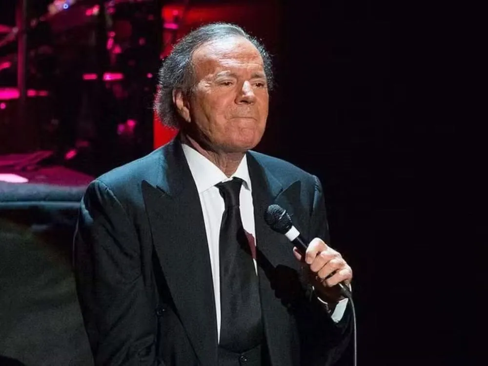 Denúncias de ex-funcionárias apontam assédio sexual e abuso de poder envolvendo Julio Iglesias