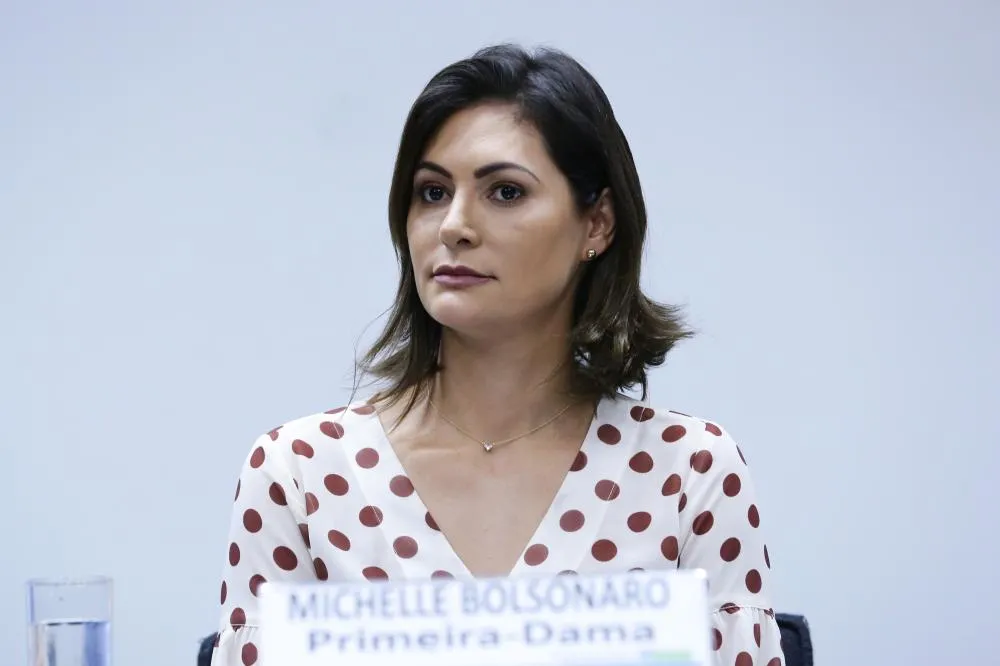 Michelle Bolsonaro reage a acusações e diz ser alvo de ataques injustos 