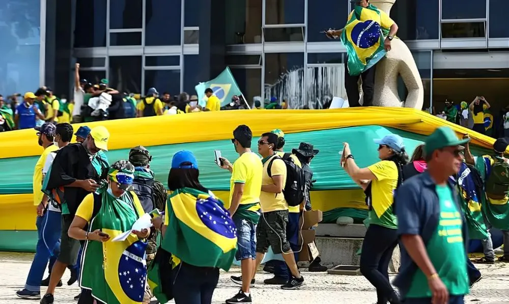 Apoiadores de Bolsonaro pedem por prisão domiciliar à corte internacional