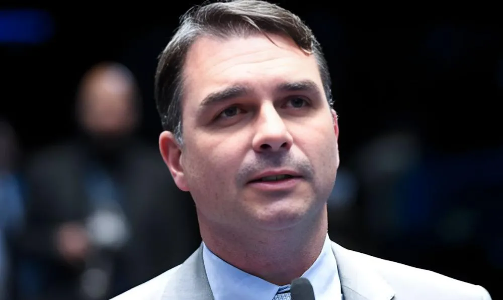 “Se fosse com o Temer, Moraes agiria da mesma forma?”, questiona Flávio Bolsonaro em declaração