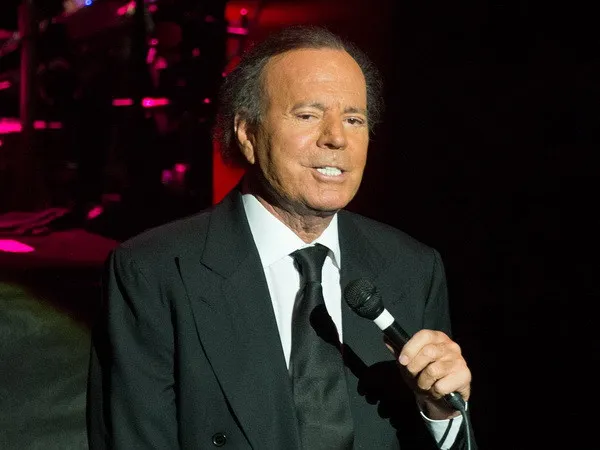 Julio Iglesias quebra o silêncio e nega acusações de crimes sexuais “São absolutamente falsas”