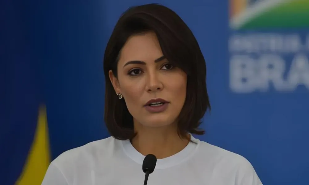 “Darei a minha vida pelo meu marido”, declara Michelle após transferência de Bolsonaro para Papudinha