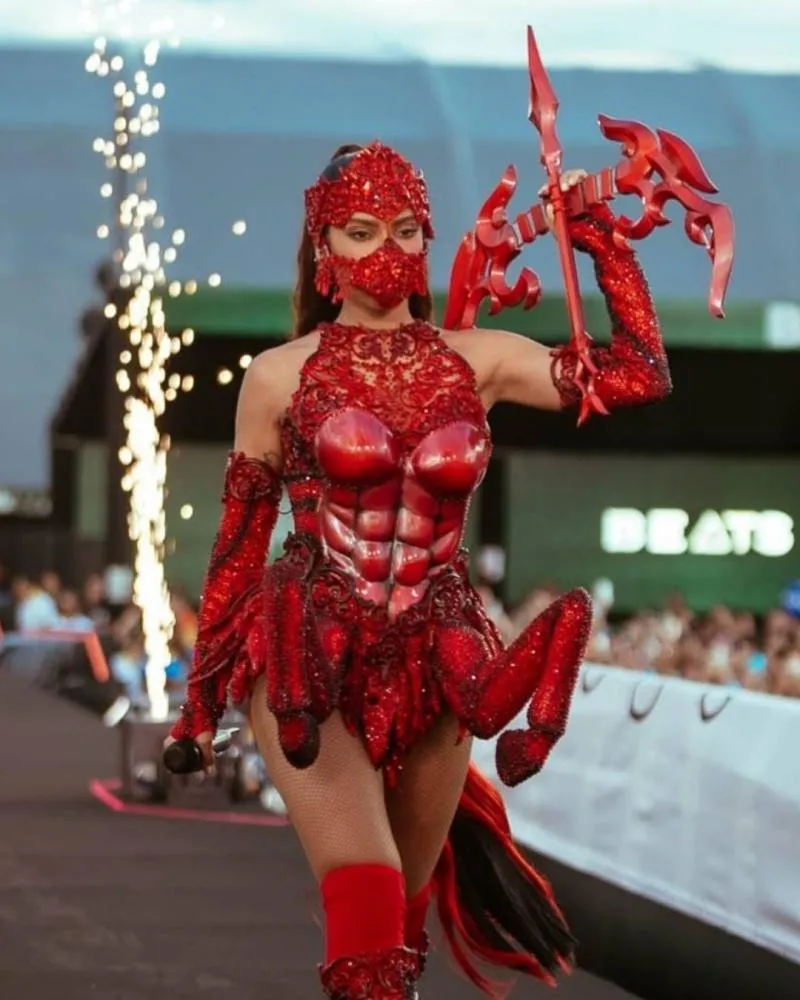 Anitta revela por que deixou de usar figurinos verdes em Brasília e optou pelo vermelho: “Dualidade entre homem e animal”