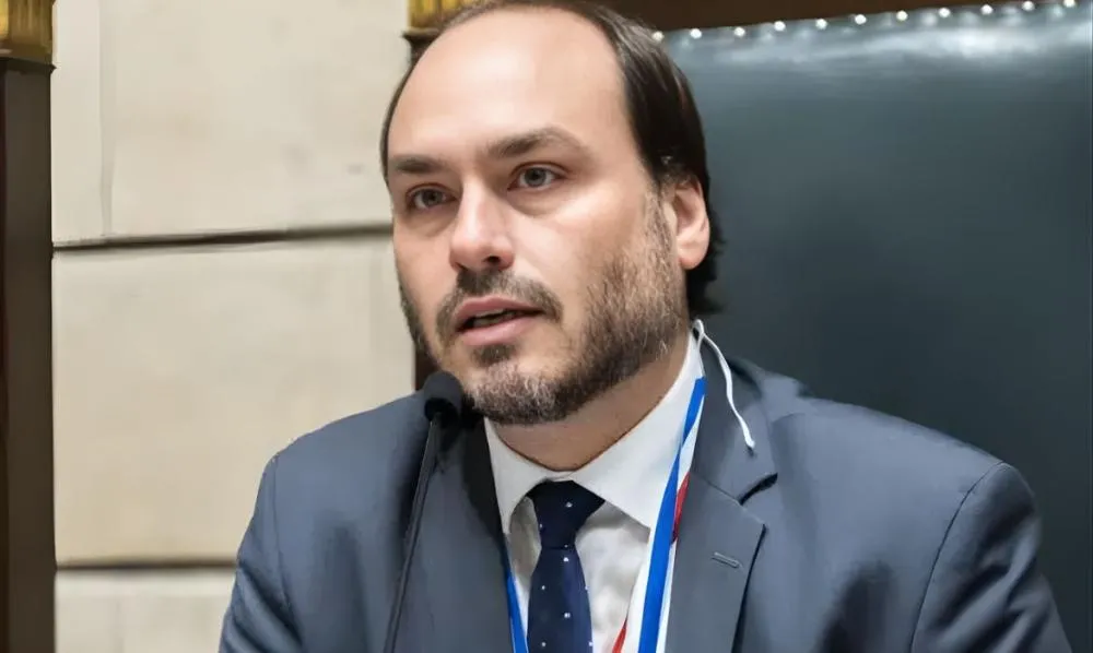 Candidatura de Carlos Bolsonaro por SC é alvo de críticas por prefeito de Camboriú: “Como um balcão de negócios”