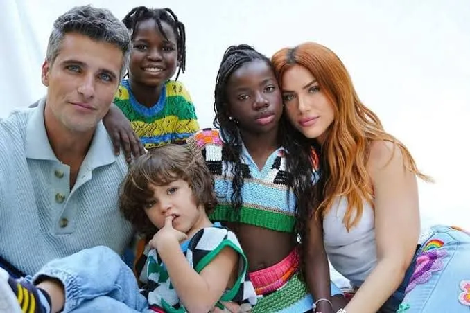 Bruno Gagliasso diz que já se reconheceu como uma pessoa racista, mas que adoção dos filhos Titi e Bless o ensinou a confrontar e abolir o seu racismo internalizado