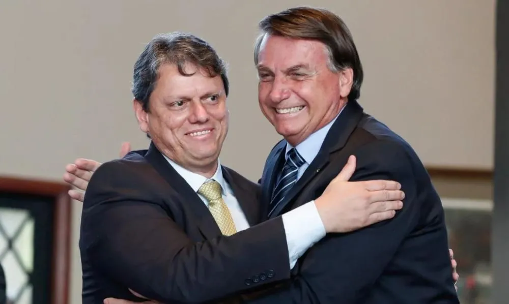 Tarcisio recebe autorização de Moraes para visitar Bolsonaro na Papudinha