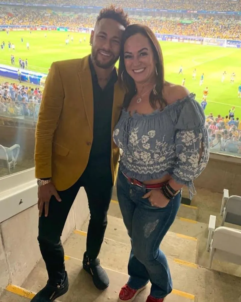Em meio à polêmica envolvendo ex, Neymar se declara em aniversário da mãe: “Te amo demais”