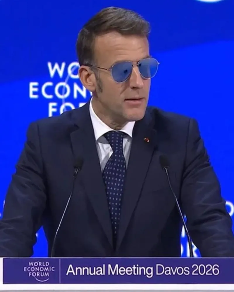 Presidente da França discursa com óculos escuros e manda indireta a Donald Trump: “Não é momento”