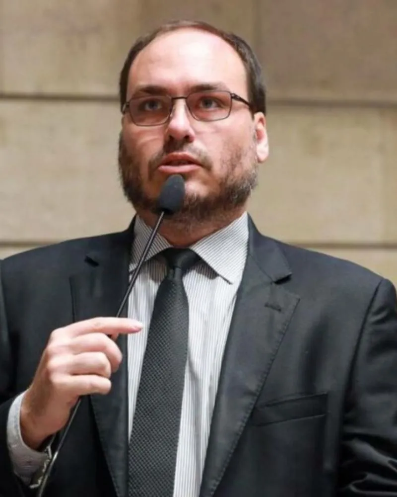 Após visita, Carlos Bolsonaro questiona prisão do pai em unidade de segurança máxima “Inacreditável”
