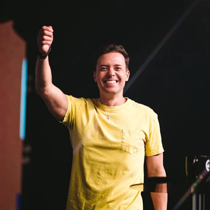 André Valadão diz ser alvo de perseguição após lista divulgada por Damares e denuncia “caça às igrejas”