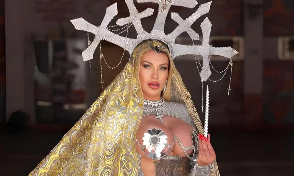 Andressa Urach retorna às passarelas de Carnaval como musa e causa polêmica ao se autointitular “padroeira das kengas”