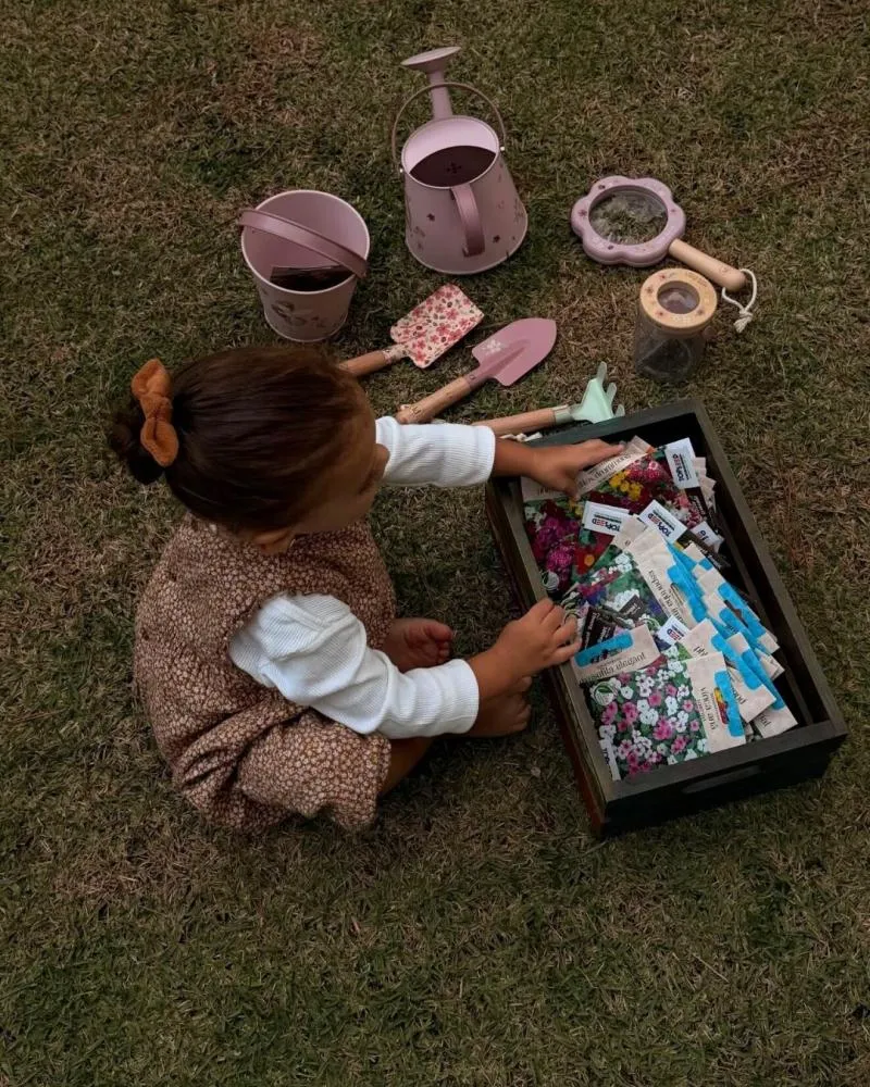 Filha de Neymar Jr. e Amanda Kimberlly aparece brincando com kit de jardinagem e valor chama atenção