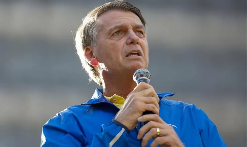 Após visitas de bispo e pastor, defesa pede permissão para Bolsonaro receber padre na Papudinha