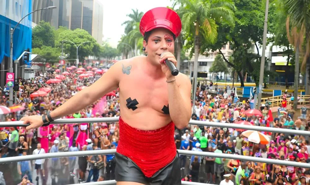 RBD Christian Chávez leva multidão à loucura em bloco de Carnaval do Rio
