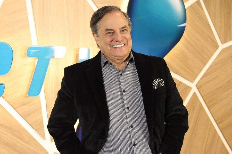 Ronnie Von deixa a RedeTV! após descobrir demissão de toda sua equipe; diz colunista