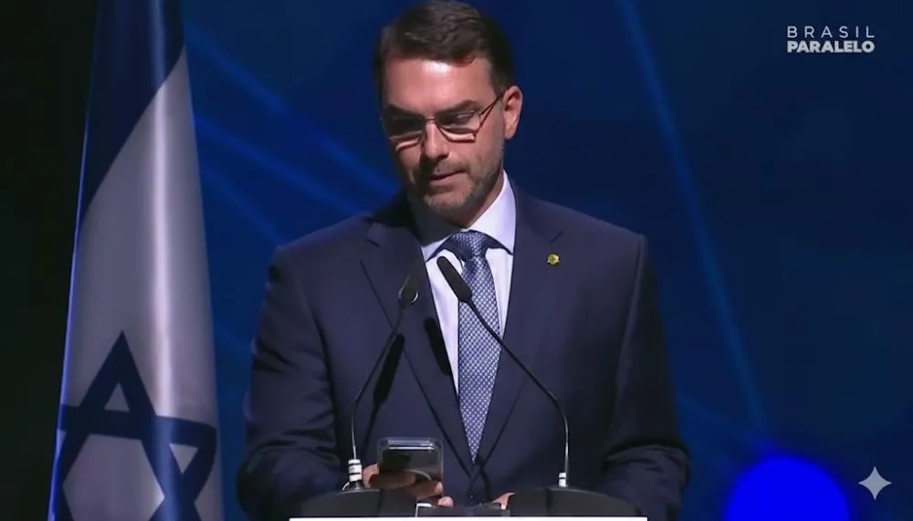 “Apoia terroristas”, dispara Flávio Bolsonaro sobre Lula em discurso em Israel