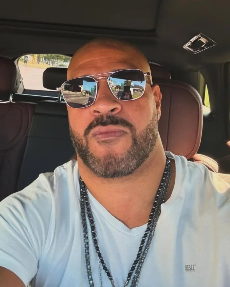 Adriano Imperador viraliza com vídeo em que ameaça golpista que roubou R$15 mil de sua mãe: “Vou te dar 24 horas”