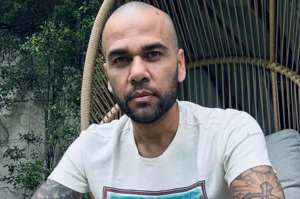 Justiça determina bloqueio de R$ 7,7 milhões de Daniel Alves por dívida com fundo de investimento; entenda o caso