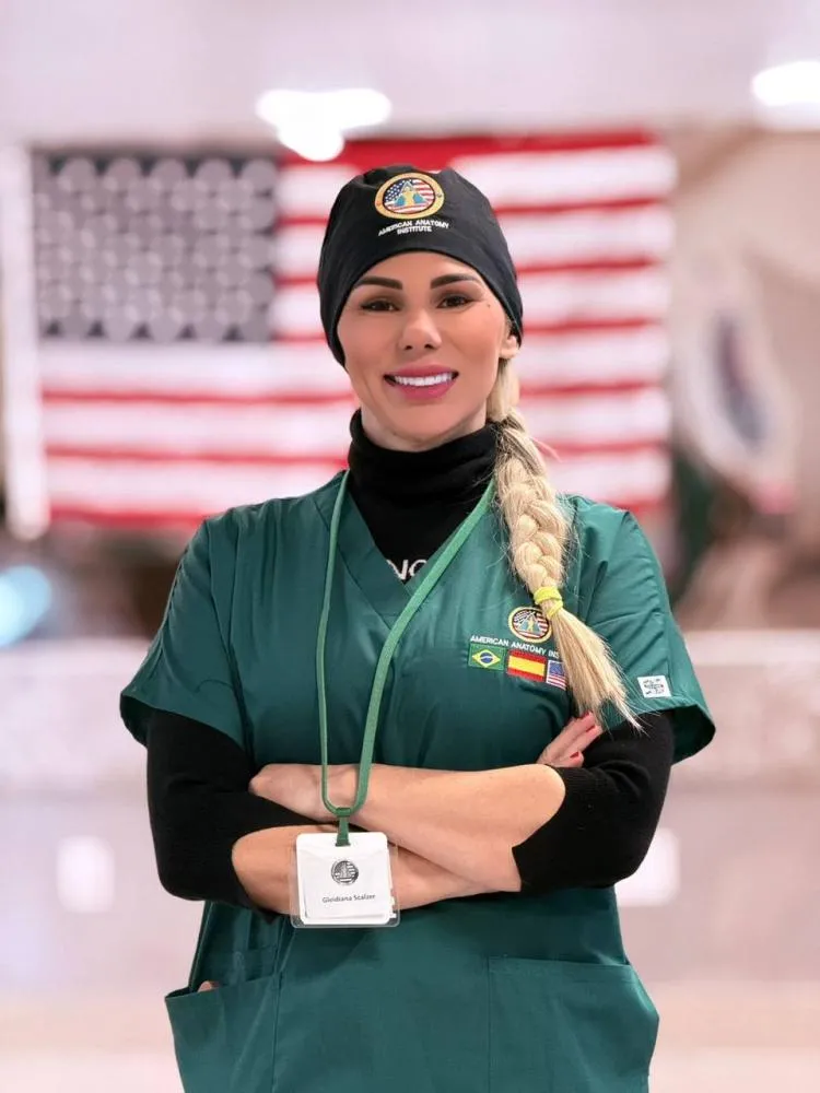 Médica brasileira se destaca nos EUA com técnica inovadora e formação de alto nível em medicina estética
